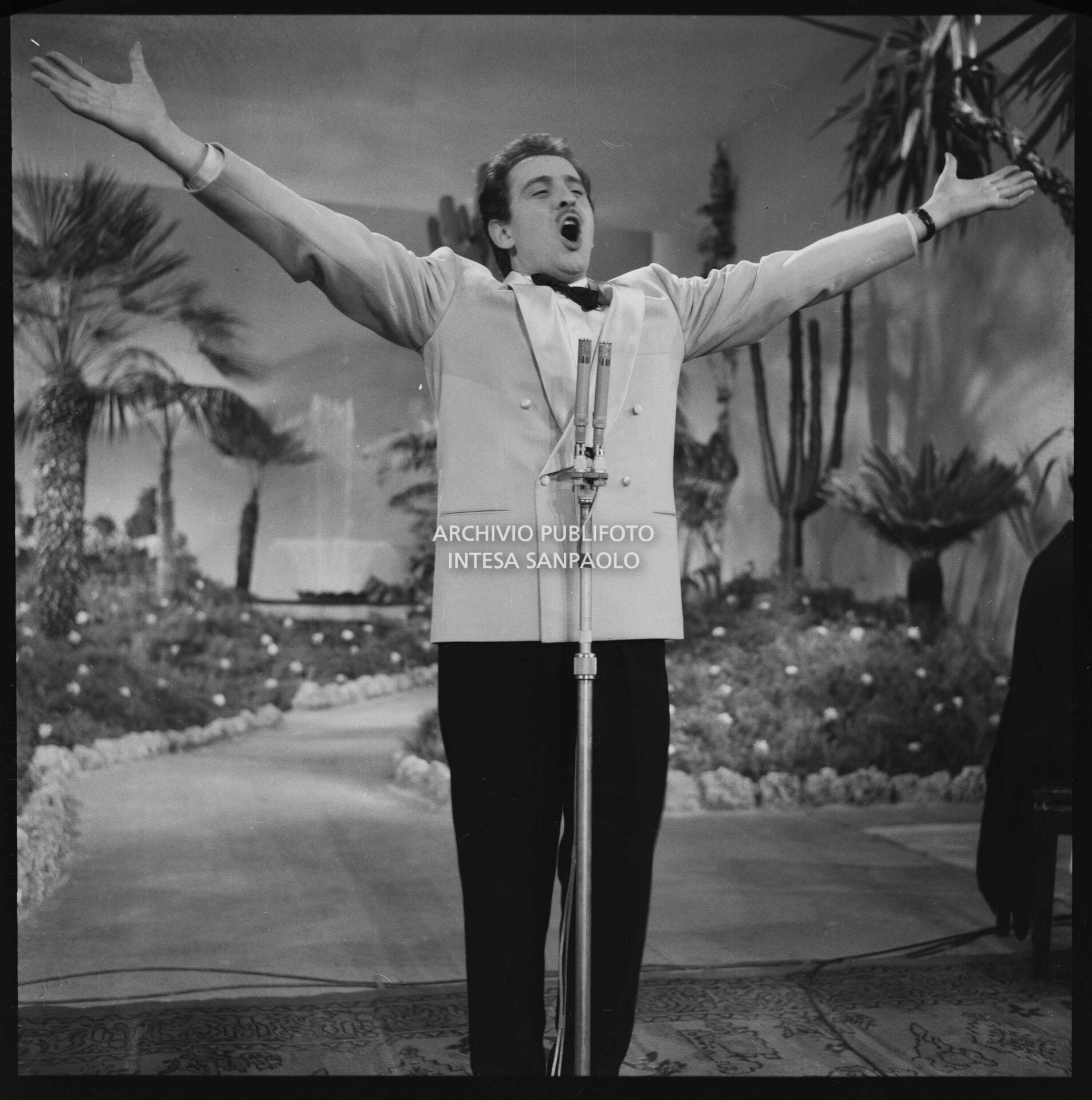 Domenico Modugno nella celebre esibizione della canzone "Nel blu dipinto di blu", sul palco dell'VIII Festival di Sanremo