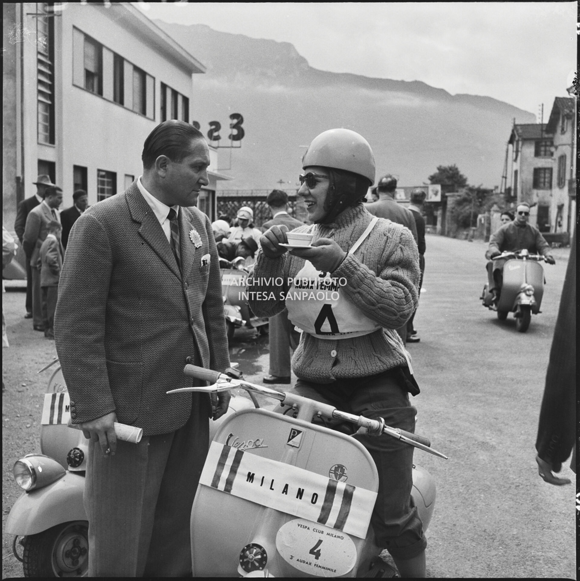 Una concorrente del Vespa Club Milano beve un caffè durante una pausa della terza edizione dell'Audax internazionale vespistico femminile
