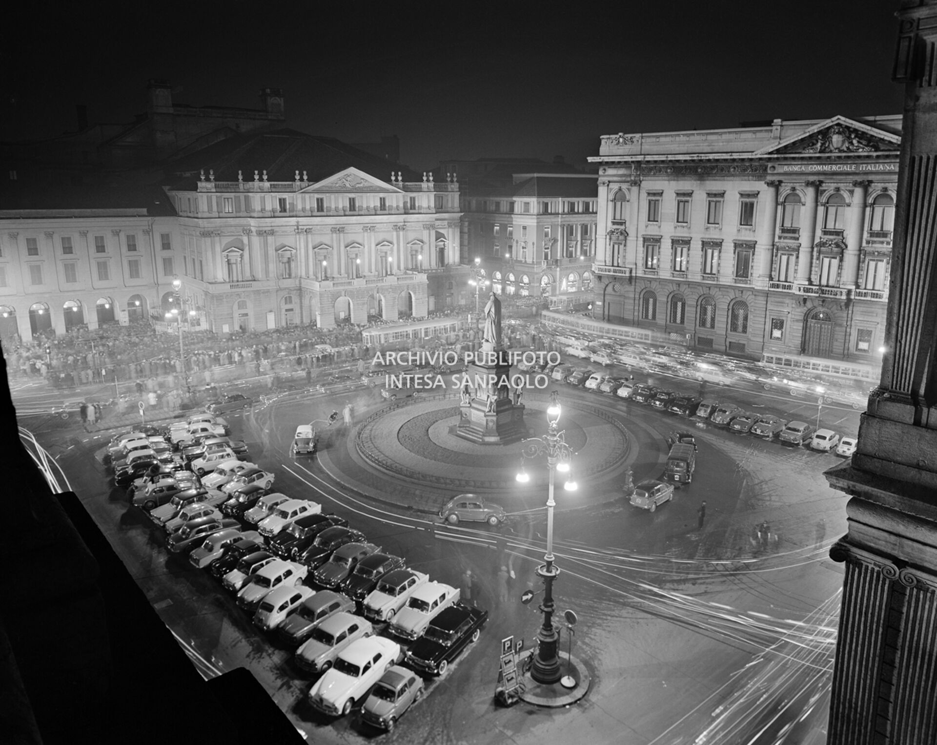 Veduta dall'alto di piazza della Scala, con il pubblico accalcato all'entrata, la sera dell'inaugurazione della stagione lirica 1960-1961 con l'opera "Poliuto" di Gaetano Donizetti, diretta da Antonino Votto, con la regia di Herbert Graf