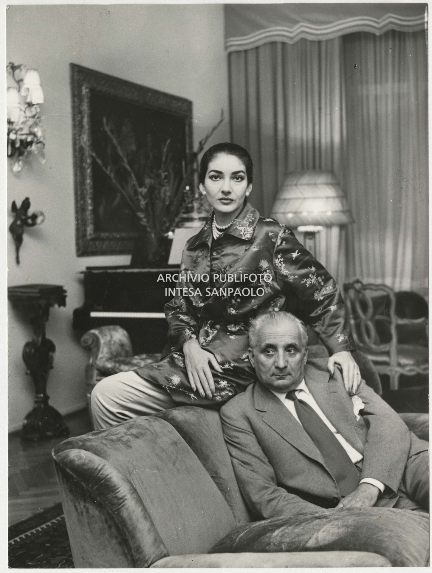 Maria Callas e il marito Giovanni Battista Meneghini ritratti nel salotto della loro abitazione