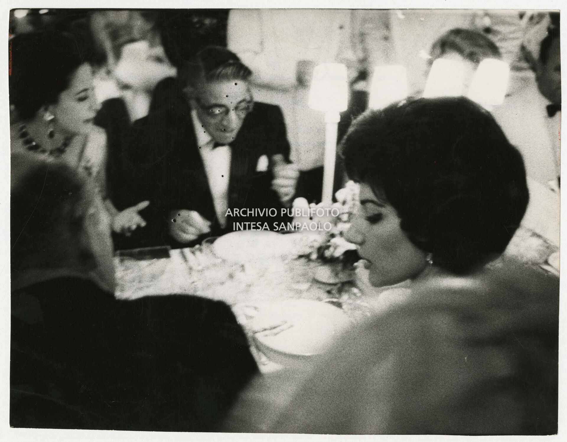 Maria Callas e Aristotele Onassis al Gran Galà della Croce Rossa monegasco allo Sporting d'Eté di Monte Carlo