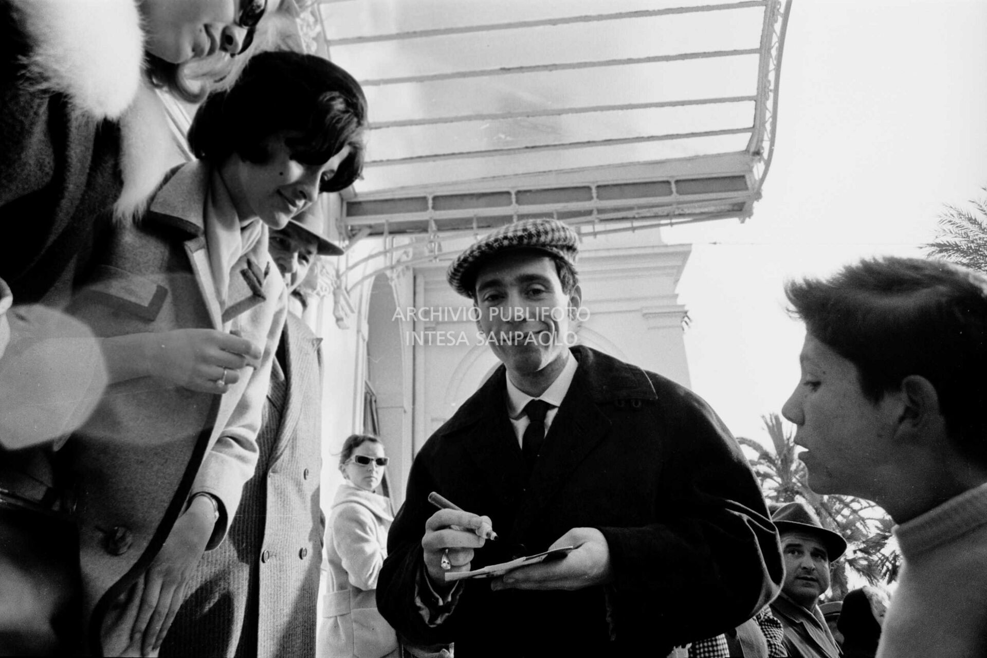 Umberto Bindi ritratto mentre firma autografi davanti al Casinò municipale nei giorni dell'XI Festival di Sanremo