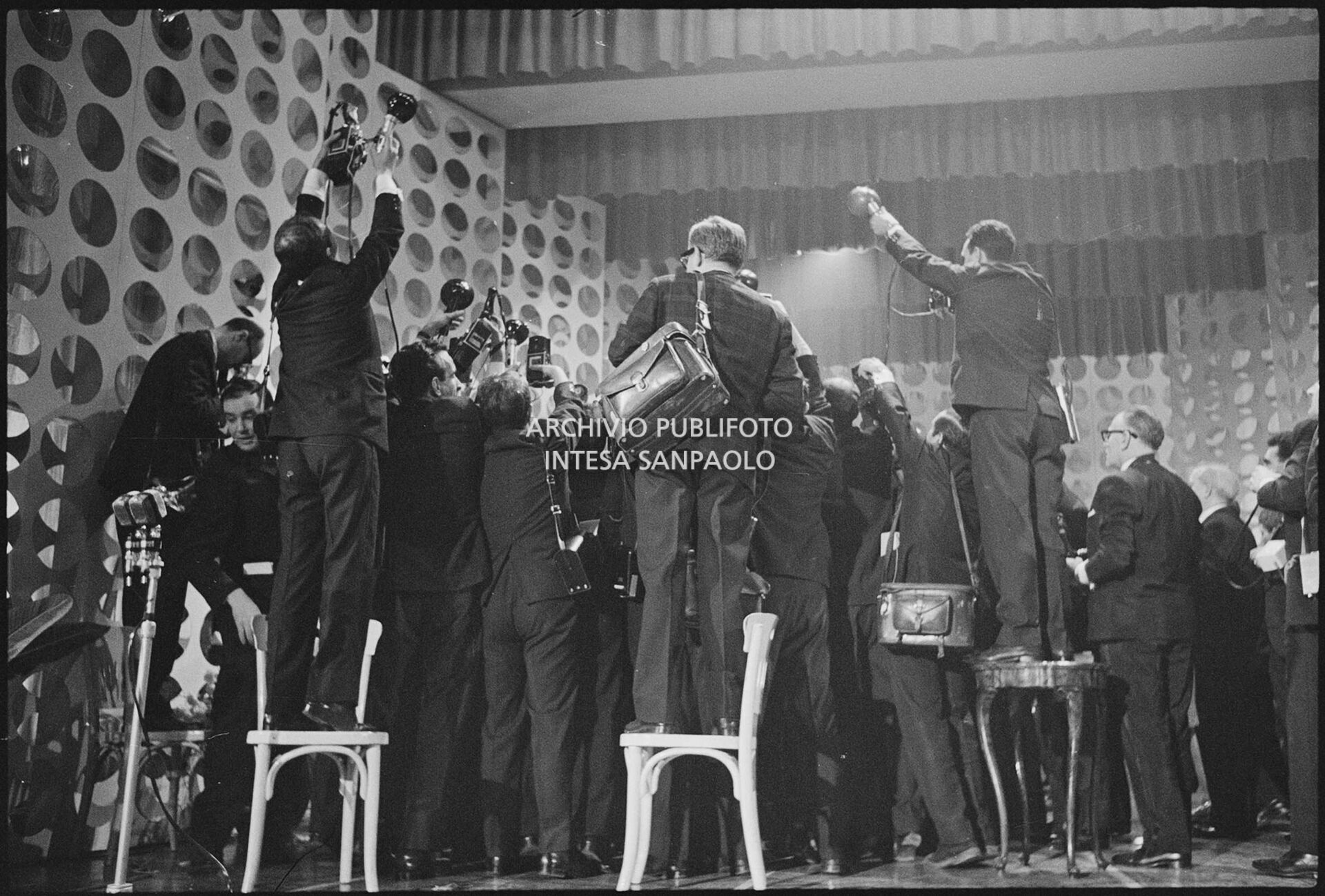 Assalto dei fotografi, sul palco del Casinò municipale, ai vincitori del XVII Festival di Sanremo, Claudio Villa e Iva Zanicchi